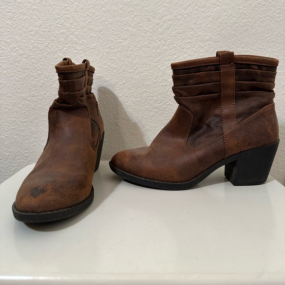 GUC Arizona Jeans Co. AZ Garber Chunky Heel Faux Leather Booties - Picture 3 of 9